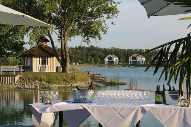 Direkt am hauseigenen See kann der Abend in der Möwe genossen werden. 