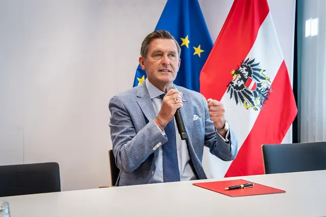 Verkehrsminister Peter Hanke (SPÖ) sieht viel Diskussionsbedarf, bevor es neue oder strengere Strafen im Straßenverkehr geben sollte. | Foto: Tobias Holzer