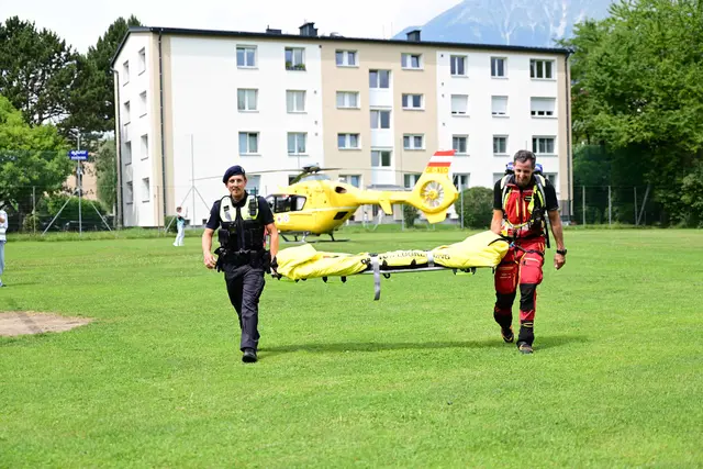 Bei einem Kohlenmonoxidaustritt in einer Volksschule kommt der Notarzthubschrauber zum Einsatz -nur eine Übungsannahme. | Foto: Rotes Kreuz Innsbruck
