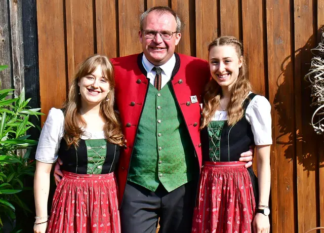 Obmann Paul Pfoser mit 2 Marketenderinnen