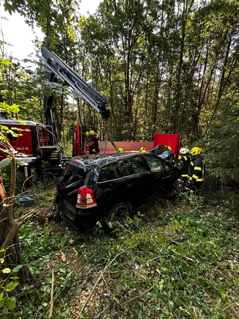 Mit einem Kran wurde das Unfallauto geborgen. | Foto: Bezirksfeuerwehrkommando/Alexander Flaschberger