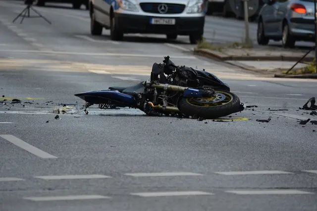 Am Sonntag verstarb ein 65-jähriger Motorradfahrer nach einem Frontalcrash mit einem Auto. (Symbolfoto) | Foto: pixabay/fsHH - Symbolbild