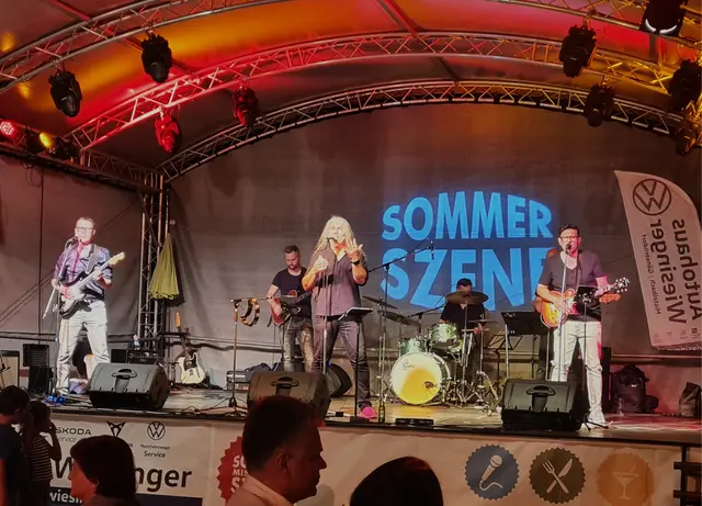 Mit den drei zusätzlichen Spitzenmusikern zündeten HAWARA auf der Bühne ein echtes Rock-Feuerwerk.