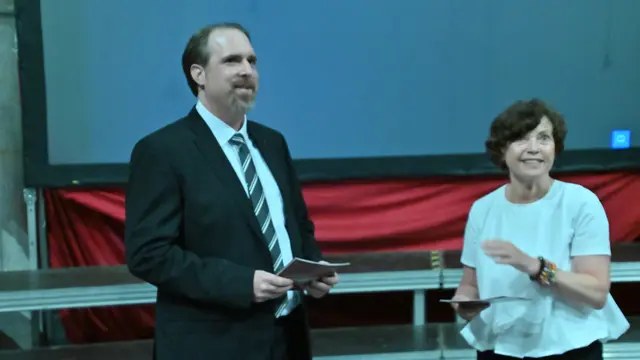 Die Moderatoren Johannes Zlattinger und Renata Schmidtkunz