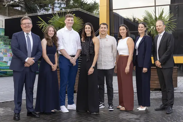 Von links nach rechts: Bürgermeister Josef Karbon, Jeannine Rosner, Florian Barth, Ehrengast Janine Flock, Samuel Maier, Tamara Norz, Anna Lamparter, Sportausschuss-Obmann Rene Meixger | Foto: Die Fotografen