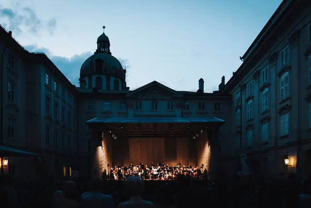 Im festlichen Innenhof der Kaiserlichen Hofburg wurde das 30-jährige Jubiläum der Innsbrucker Promenadenkonzerte gebührend gefeiert.  | Foto: Amir Kaufmann