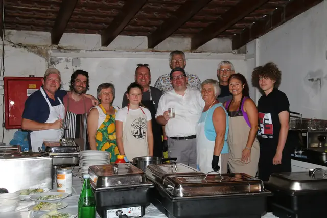 Stefan, Michael, Monika, Sophia, Christian, Pfarrer Roman Schwarz, Ritschi, Maria, Karina, Stefan und Philipp war das Küchenteam 