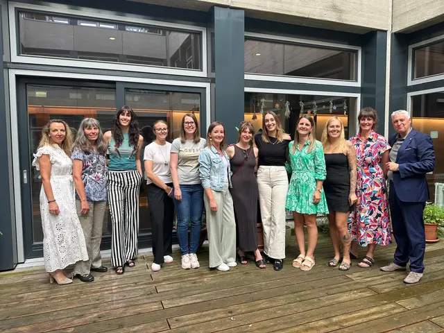 Maturajahrgang 2015, die damalige 5 BHW mit 
(9 der ursprünglich 15 Absolventinnen) Klassenvostand Adolf Lackner und Absolventenvereinsobfrau Margit Latschen sowie Deutschprofessorin Anita Profunser | Foto: (c) hlwspittal 2025