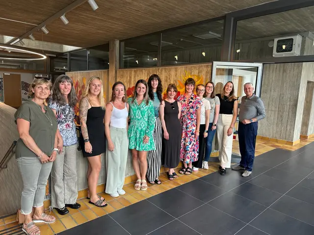Führung durch das Schulhaus - wir starteten im 2. Stock!
v.l.n.r.
Professorinnen Amata Reiner, Anita Profunser; Absolventinnen Alexandra Hinteregger, Kerstin Kalt, Tanja Dalmatiner, Theresa Grader, Julia Unterweger, Charlotte Klaus, Sabrina Erlacher, Theresa Angermann, Theresa Obereder und ehem. Klassenvorstand Adi Lackner | Foto: (c) hlwspittal 2025