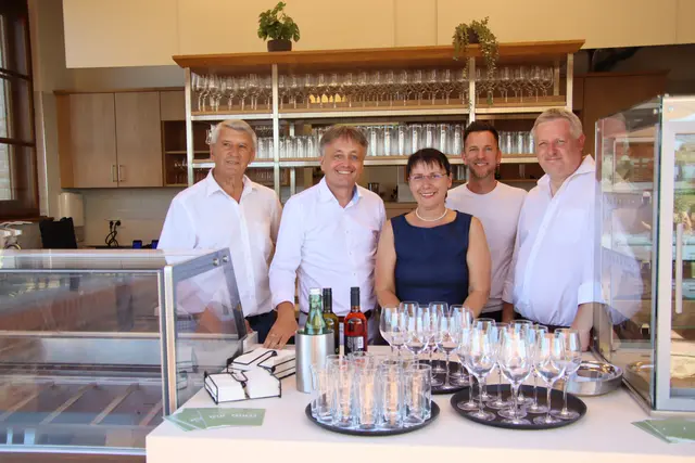 Freude über das vollendete Werk bei Bgm. Vinzenz Knor, Michael Gerbavsits, Silvia Hafner, Oliver Snurer und Klaus Glavanics (von links). | Foto: Martin Wurglits