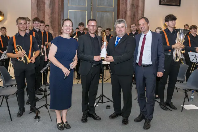 Musikischuldirektorin Manuela Kloibmüller, Christoph Kaindlstorfer, Leiter Jugend-Brassband OÖ, GreinBrass Leiter Wolfgang Rosenthaler, Bürgermeister Rainer Barth. 30 Jahre LMS Grein &amp; 10 Jahre GreinBrass. Gast Jugend-Brassband OÖ. | Foto: Andreas Hofer