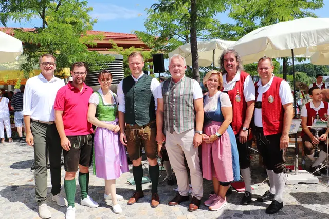 GR Sepp Zirkl mit Kalsdorfs Gemeindevorstand Stephan Scheifinger, Fabienne Hatzl, Michael Konrad, Manfred Komericky und Sabine Jakubzig sowie Kapellmeister und Obmann der Musikkapelle Shorty Kemmer und Hannes Karpjuk | Foto: Edith Ertl