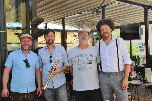 Vor 15 Jahren gründete Kalsdorfs Musikschullehrer Bernhard Neumaier (li) die Clock Tower Dixieland Band. Die exzellenten Musiker brachten Dixie-Music aus den 1930er Jahren, wie "bei mir bist du schen". | Foto: Edith Ertl