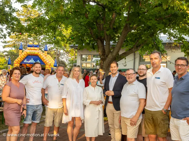 ÖVP-Team Himberg bestehend aus Elvira Hoch, Johannes Kraigher, Karl Bauer, Vera Sares mit Ehrengästen Susanne Raab und Alexander Pröll mit Markus Ernst, Christoph Müllböck, Alfred Hoch und Michael Sippl. | Foto: www.cine-motion.at / Ivanek