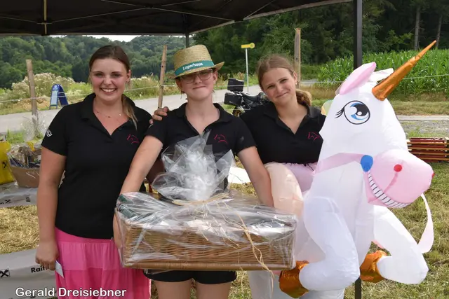 Den Hauptpreis bei der Verlosung ging an Michelle Schuh.  | Foto: Gerald Dreisiebner