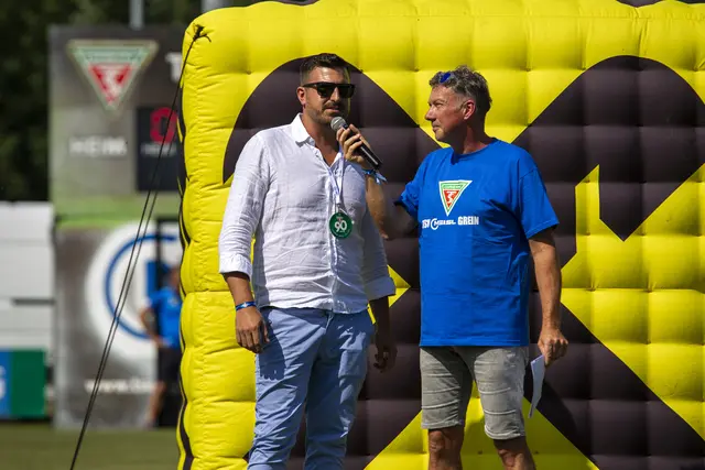 Sponsor Roman Prinz (SAR Anlagenbau GmbH) im Gespräch. | Foto: Reinhard Huber Picture/Tsv Meisl Grein