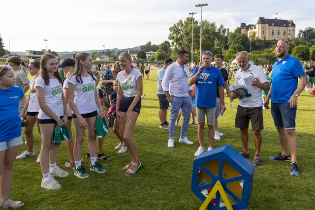 Gewinnspiel-Verlosung mit Siegfried Killinger und Philipp Zeitlhofer. | Foto: Reinhard Huber Picture/Tsv Meisl Grein