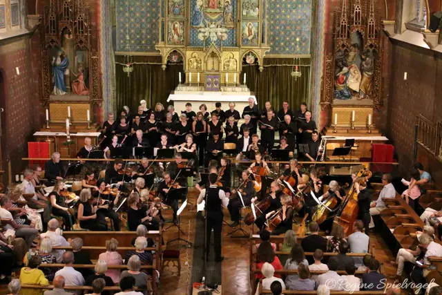 Ende Juni lud das Stadtorchester Pressbaum zum Sommerkonzert "Sakral &amp; Vital" in die Klosterkirche des Sacré Coeur Pressbaum. 
Für dieses wunderbare  Konzert bekam das Orchester "Standing Ovations" vom begeisterten Publikum.