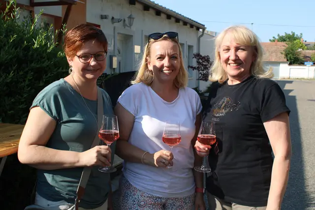 (v.l.n.r) Katharina Hoffmann, Karina Pollreiss und Gewinnerin des Nachbarschaftsfest Anna-Maria Rovny freuen sich über das gemeinsame Grillfest. 