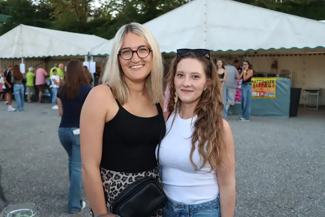 Stefanie und Iris taugt's voll auf dem Schardenberger Zeltfest. | Foto: Markus Bäumler/zema-medien.de
