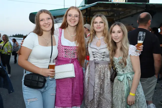 Hanna, Leonie, Julia und Leonie haben gute Laune auf dem Schardenberger Zeltfest. | Foto: Markus Bäumler/zema-medien.de