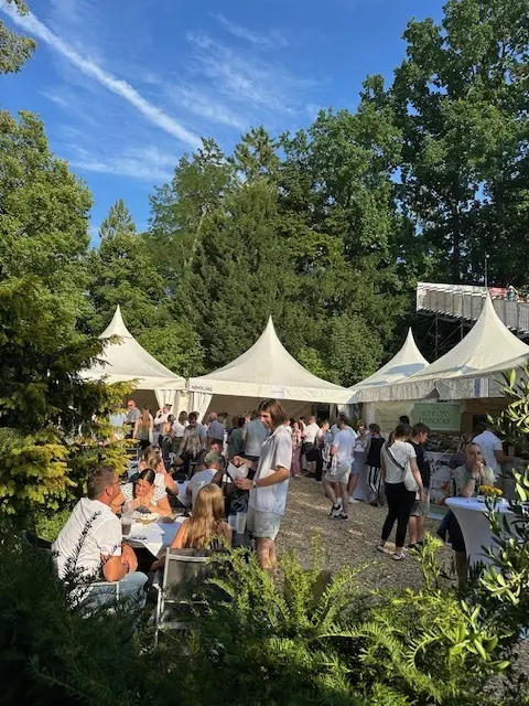Gut gefüllt war das Winzerdorf im Park von Schloss Haindorf anlässlich von "Langenlois blooomt".