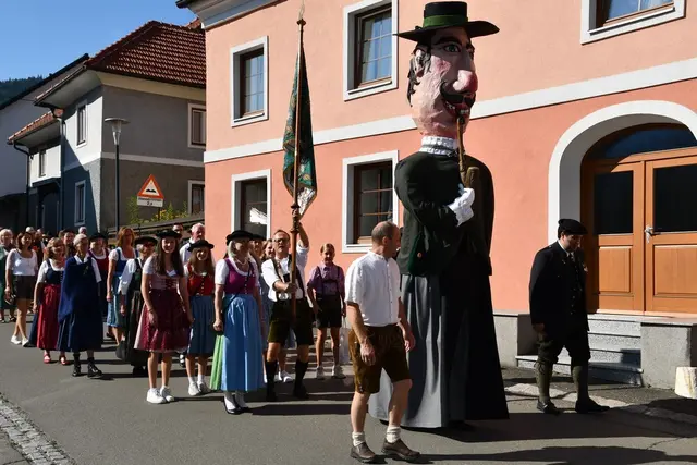 Hammerherr Freisam mit viel Gefolge beim Einzug zum Festplatz in Scheifling, wo viel Volkskultur von Kindern bis Musikkapelle gefeiert wurde. | Foto: Anita Galler