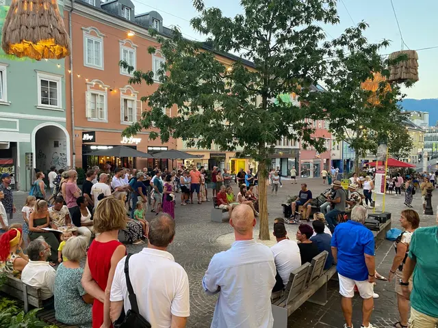 Rund 30 Musiker:innen bringen eine tolle Atmosphäre in Villachs Altstadt