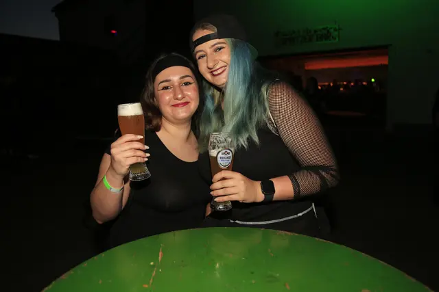 Die zwei Freundinnen  Lara und Hannah gönnten sich ein Weizen | Foto: Thomas Fischer