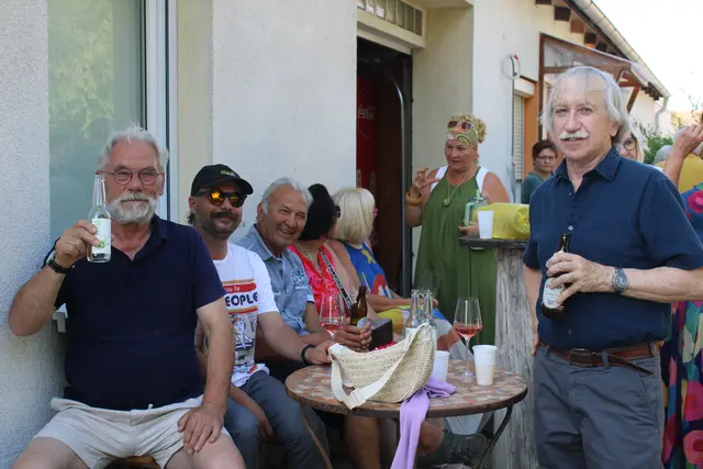 Bei Freibier können sich die Nachbarn miteinander austauschen. 