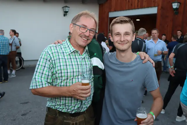 Sepp und Simon kennen sich schon sehr lange und gehen gerne miteinander auf Partys. | Foto: Markus Bäumler/zema-medien.de