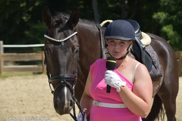 Obfrau Carina Mühlbacher bei der Begrüßung. | Foto: Gerald Dreisiebner
