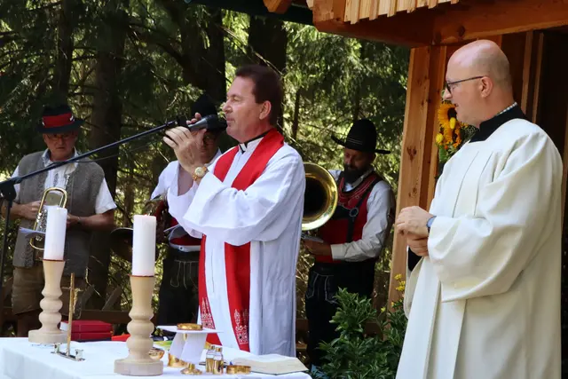Militärdekan Christian Rachlé und Adjutant Jochen Nußmüller beim Gottesdienst, im Hintergrund das Bläserquartett des Musikvereins Stainz | Foto: Gerhard Langmann