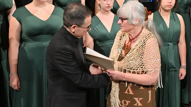 Erika Jung-Mittergradnegger überreicht Mariano Garcia den Günther-Mittergradnegger-Preis 