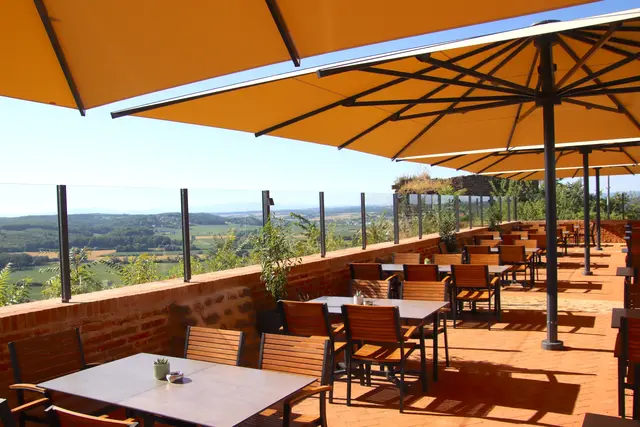 Die Terrasse bietet Platz für rund 200 Personen. | Foto: Martin Wurglits