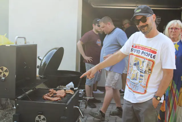 Sogar der Vegetarier freut sich über das Gegrillte. 