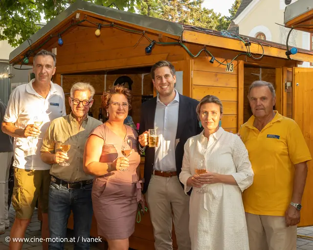 Begrüßungstrink mit geladenen Gästen: Alfred Hoch, Thomas Malloth, Elvira Hoch, Alexander Pröll, Susanne Raab und Franz Karpf (vlnr). | Foto: www.cine-motion.at / Ivanek