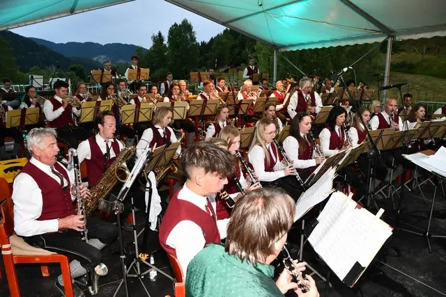 Der Musikverein Lassnitz auf der Seebühne beim Freizeitwirt in Steirisch Lassnitz. | Foto: Anita Galler