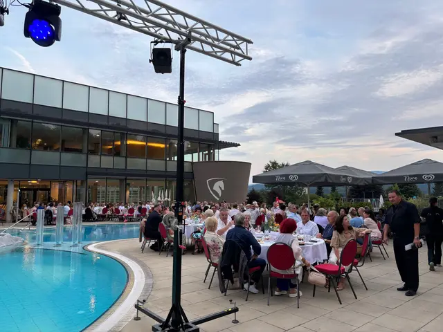 Ein edles Ambiente rund um die Außenbecken der Therme NOVA | Foto: Almer