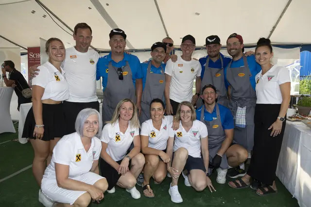 Helferinnen und Helfer des Tsv Grein mit Rapid-Trainer Peter Stöger und Co-Trainer Thomas Sageder. | Foto: Reinhard Huber Picture/Tsv Meisl Grein