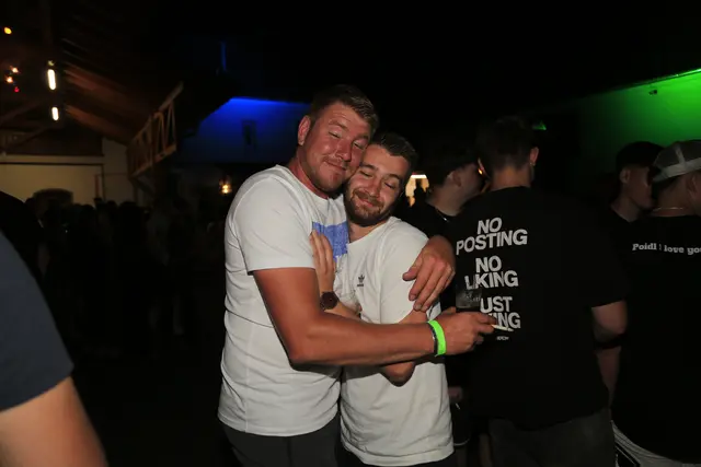 Diese Jungs stellten Julia und Luisa nach | Foto: Thomas Fischer