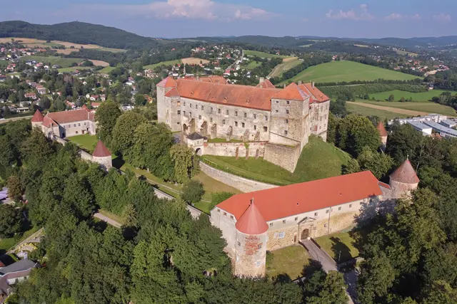 Die Burg Neulengbach wird mittlerweile in dritter Generation geführt. Es gibt bereits etliche Pläne. | Foto: Wakonig