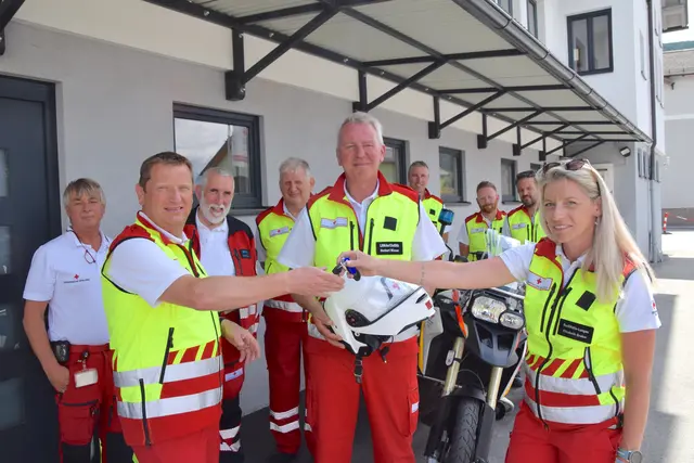 Bei der Übergabe des Motorrades: Bezirksrettungskommandantin Elisabeth Gruber (re) mit Motorrad-Staffel-Kommandant Manfred Kessler und Bez. GF Herbert Wieser (Mitte) und den übrigen Fahrern im Hintergrund. | Foto: Rotes Kreuz Lungau