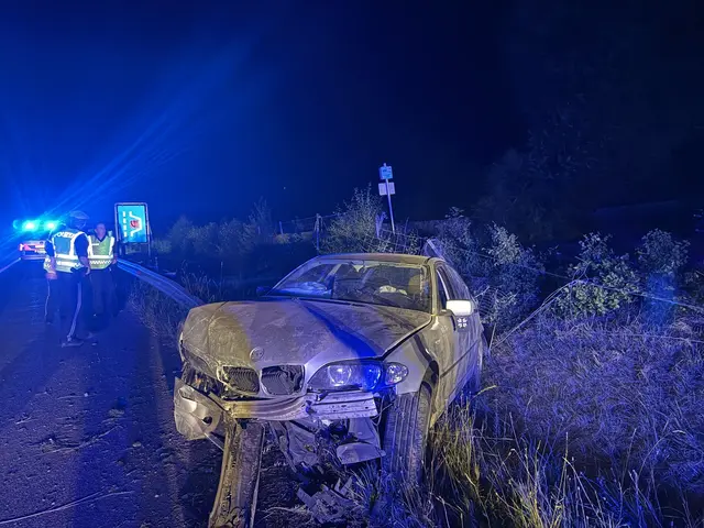 Aus unbekannter Ursache kam der Pkw von der Fahrbahn ab.  | Foto: Feuerwehr Mattersburg