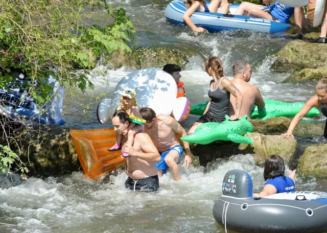 Groß und Klein machten bei der Luftmatratzenrallye mit. | Foto: Sascha Trimmel