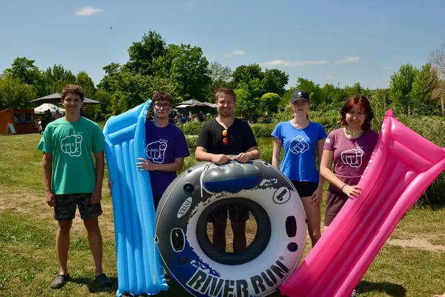 Bürgermeister Florian Pfaffelmaier wagte sich selbst mit einer Luftmatratze in die Piesting. | Foto: Sascha Trimmel
