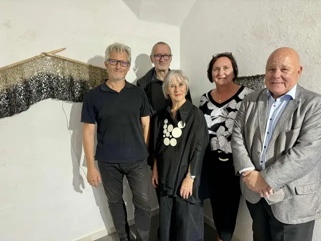 Obmann Andreas Jerlich, Künstlerischer Leiter Norbert Klavora, Marlies Liekfeld-Rapetti, Bürgermeisterin Lisa Lobnik und Präsident Igor Pucker vom Kunstverein Kärnten (von links) bei der feierlichen Ausstellungseröffnung in der Galerie Vorspann/Galerija Vprega | Foto: Z. Haderlap