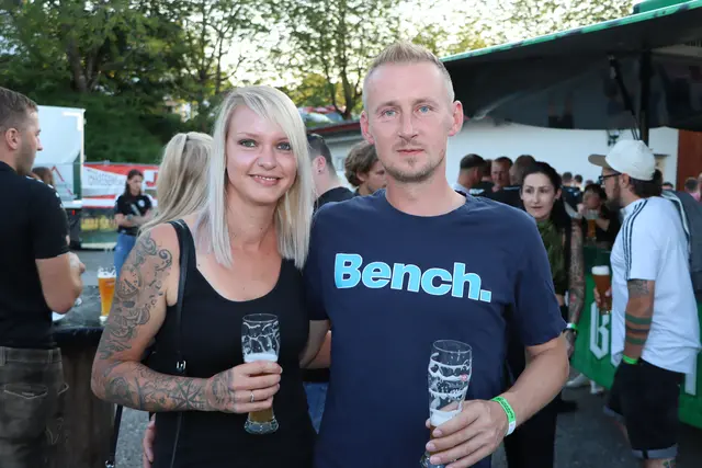 Stefanie und Manuel trinken gemeinsam auf ein tolles Schardenberger Zeltfest. | Foto: Markus Bäumler/zema-medien.de
