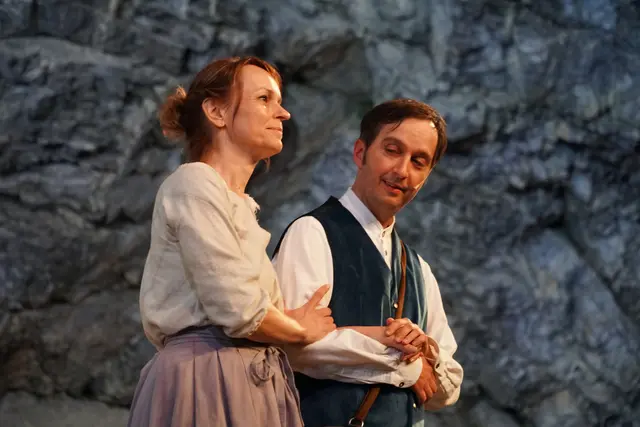 Bernhard Wolf in der Rolle des jungen Falgers mit seiner großen Liebe Therese, gespielt von Simone Kammerlander. | Foto: Reichel