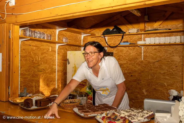 Am begehrten Kuchenbuffet  Sonja Leitl. | Foto: www.cine-motion.at / Ivanek